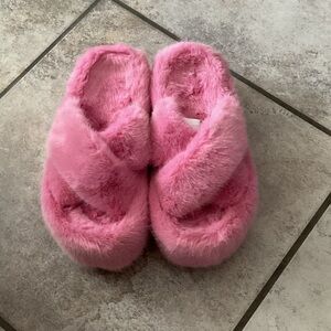 No Boundaries Pink Fuzzy Cross-Band Women's Slippers
